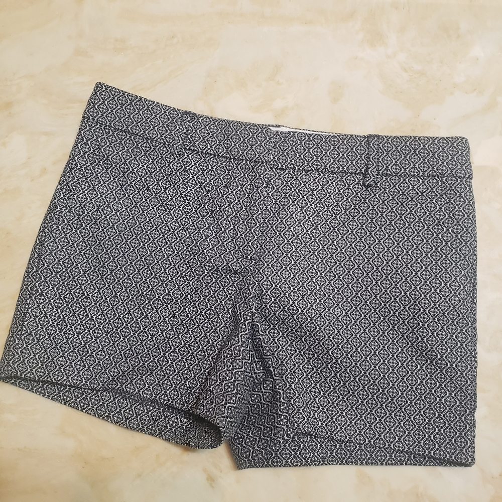marshmallow y jet black short 
Size 2